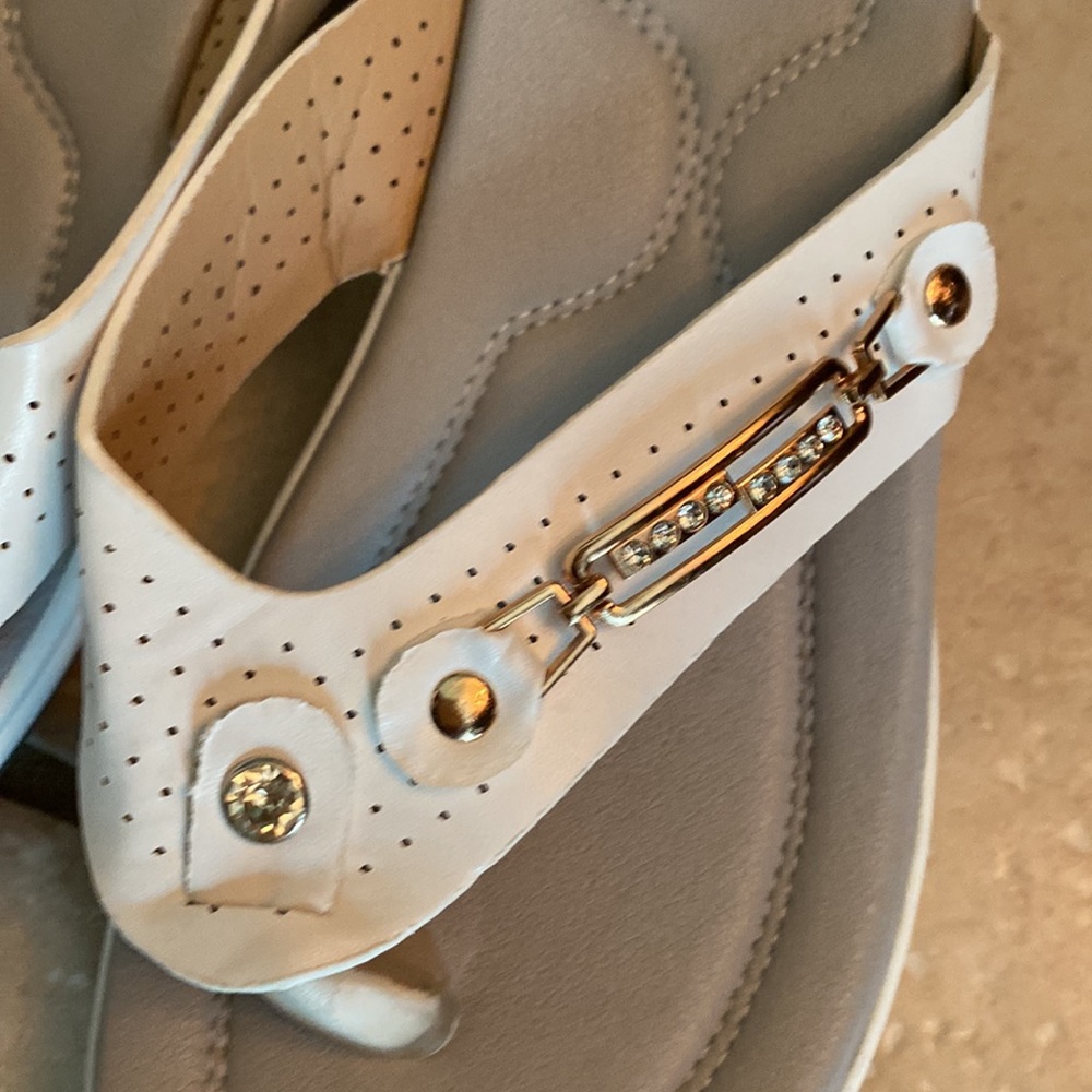 NEW SANDALS - Picture 5 of 7
